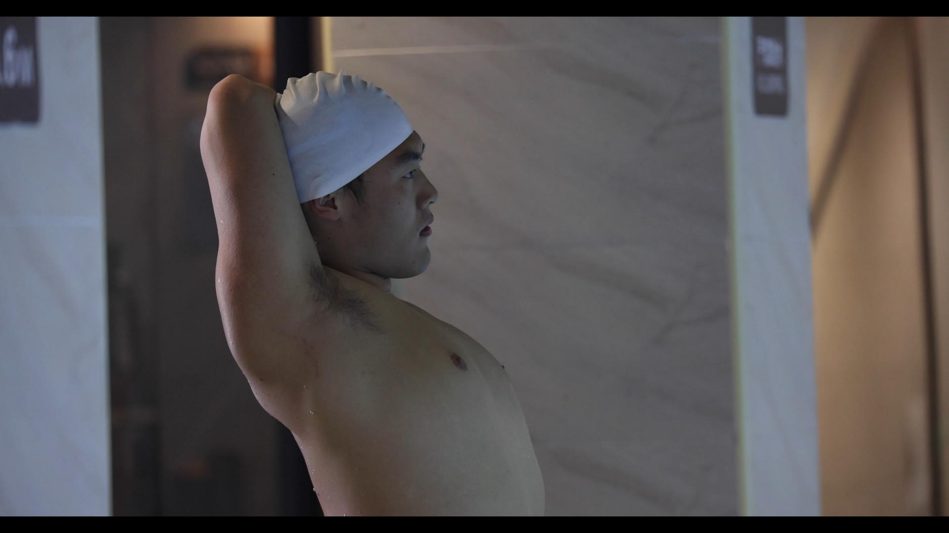 4K游泳之前的热身活动视频的预览图