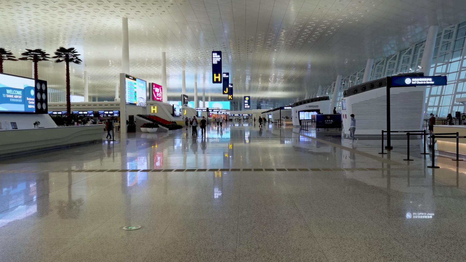 国内机场出发大厅4K视频素材视频的预览图