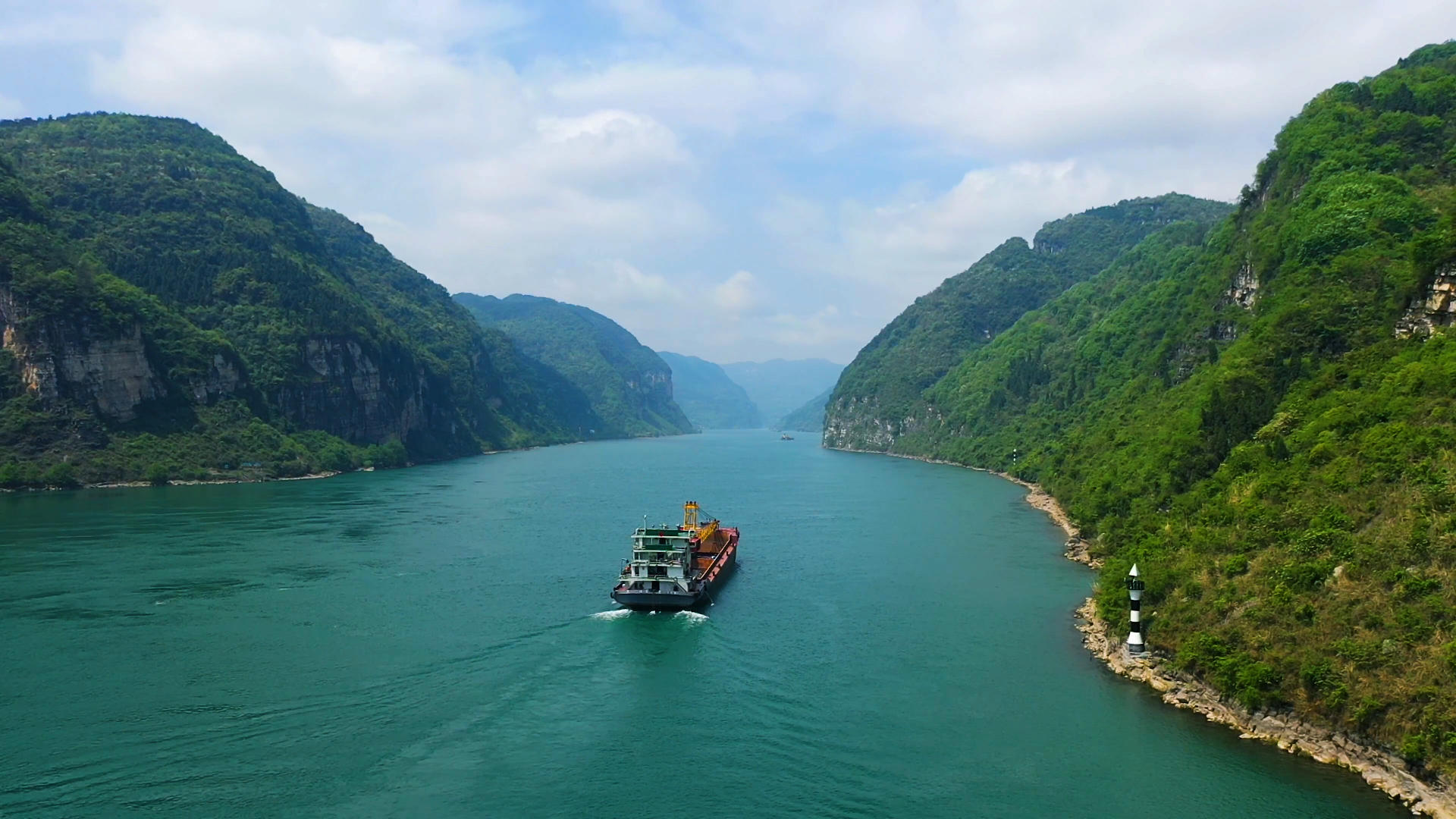 4K航拍长江三峡货轮视频的预览图