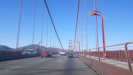 汽车过美国金门大桥驾车视角视频的预览图