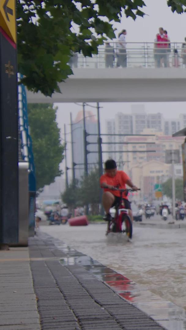 河南省郑州城市洪水内涝视频的预览图