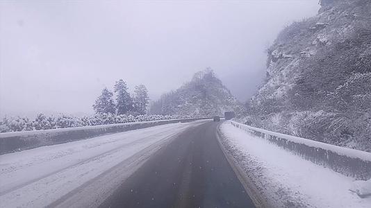 大雪下的驾驶主视角视频的预览图