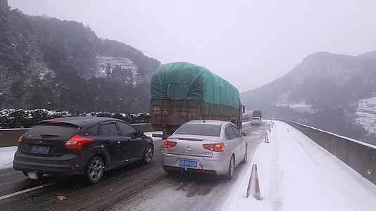 大雪山路上堵车封山雪山道路实拍视频的预览图