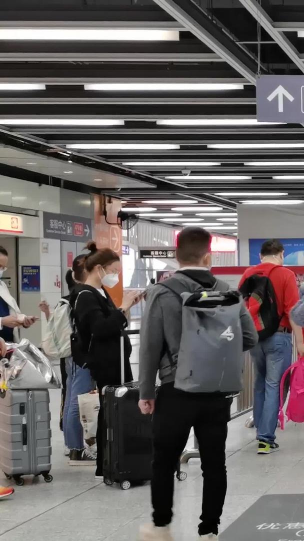 进入深圳地铁安检站视频的预览图
