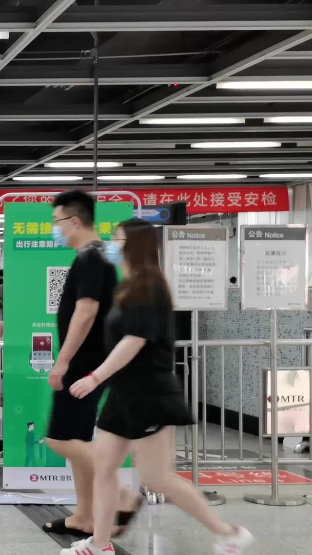 进入深圳地铁安检站视频的预览图