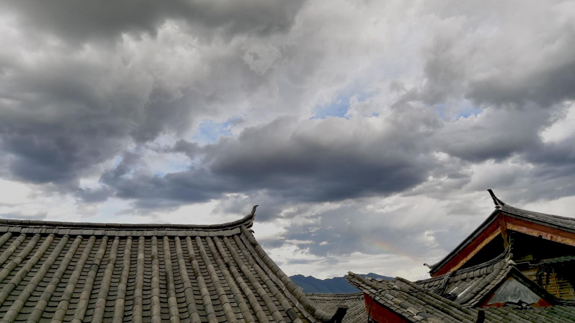 丽江古城天空的云层和彩虹延时视频的预览图