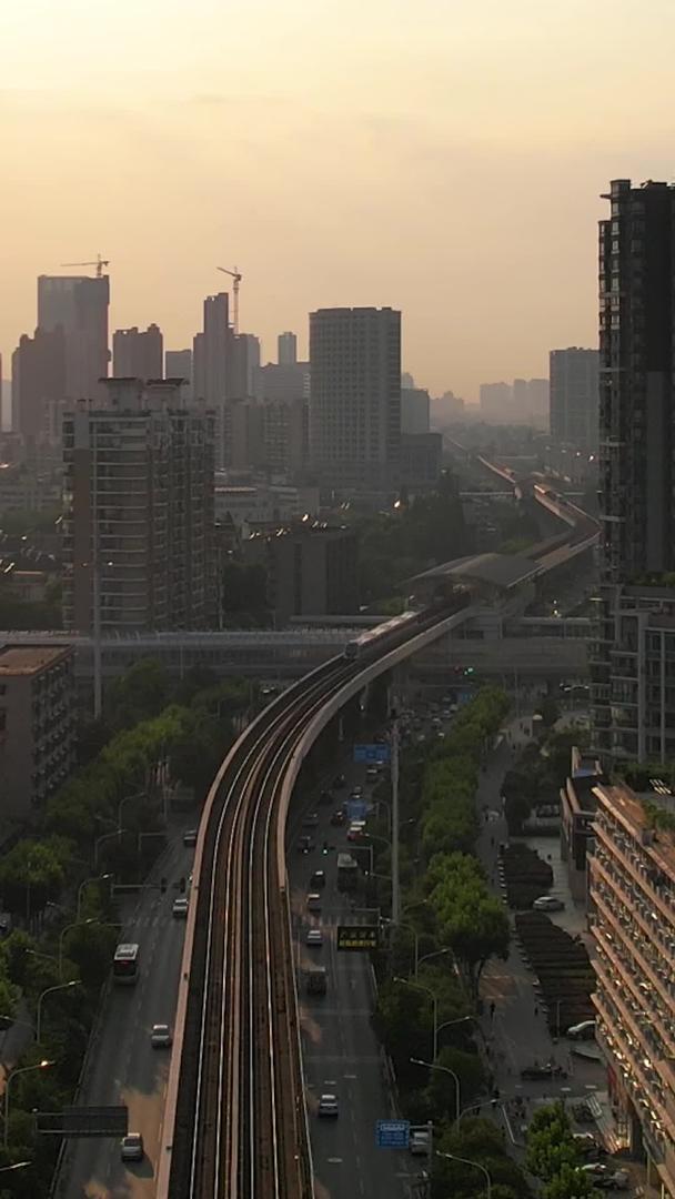 航拍城市夕阳落日天空轨道交通轻轨列车道路街景素材视频的预览图