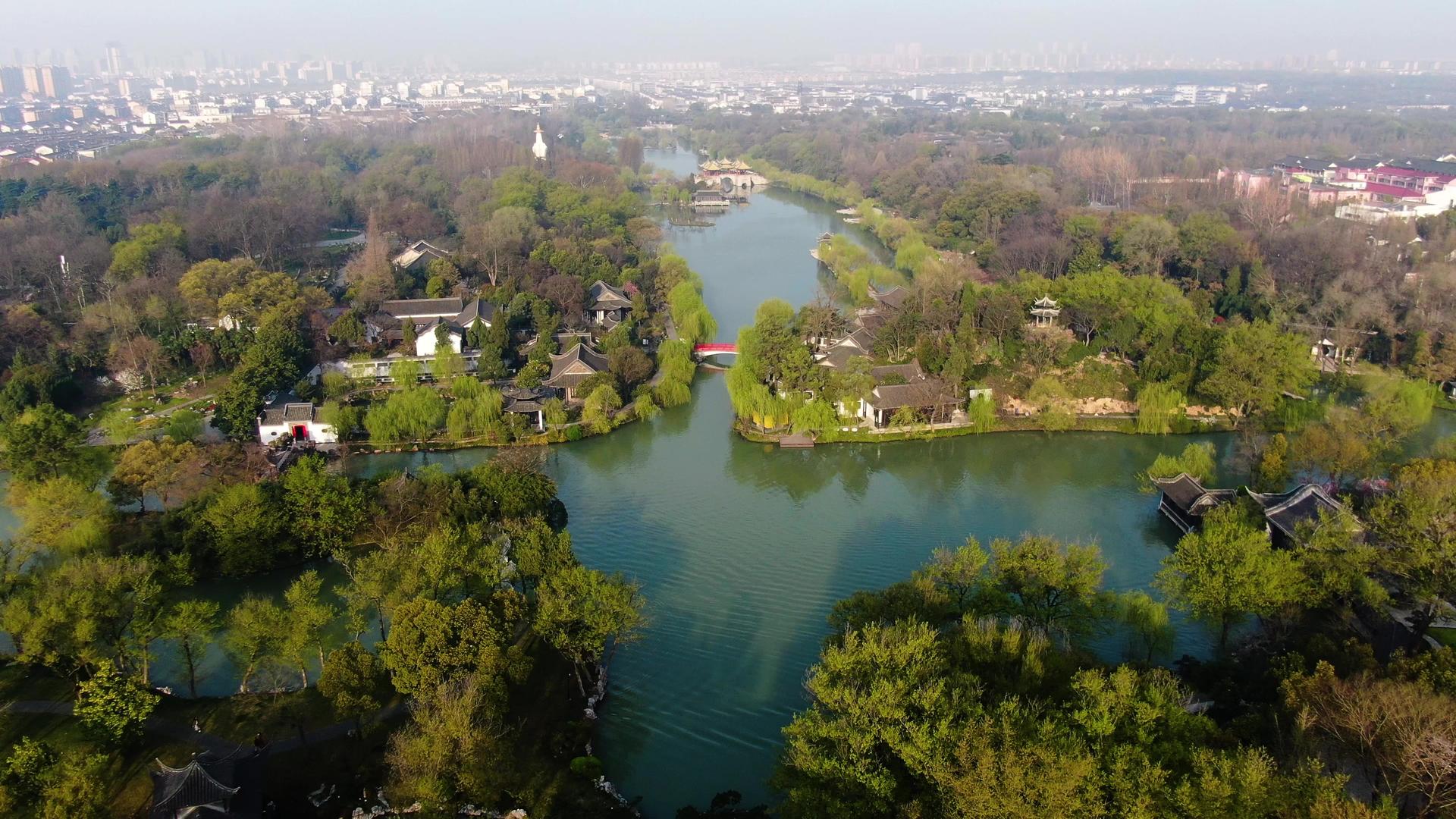 航拍5A景点春天里的扬州瘦西湖视频视频的预览图