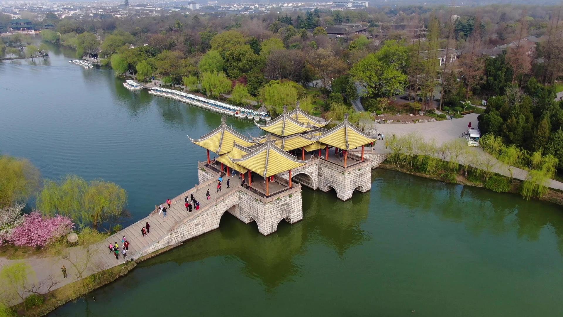 航拍扬州瘦西湖著名古建筑五亭桥视频视频的预览图