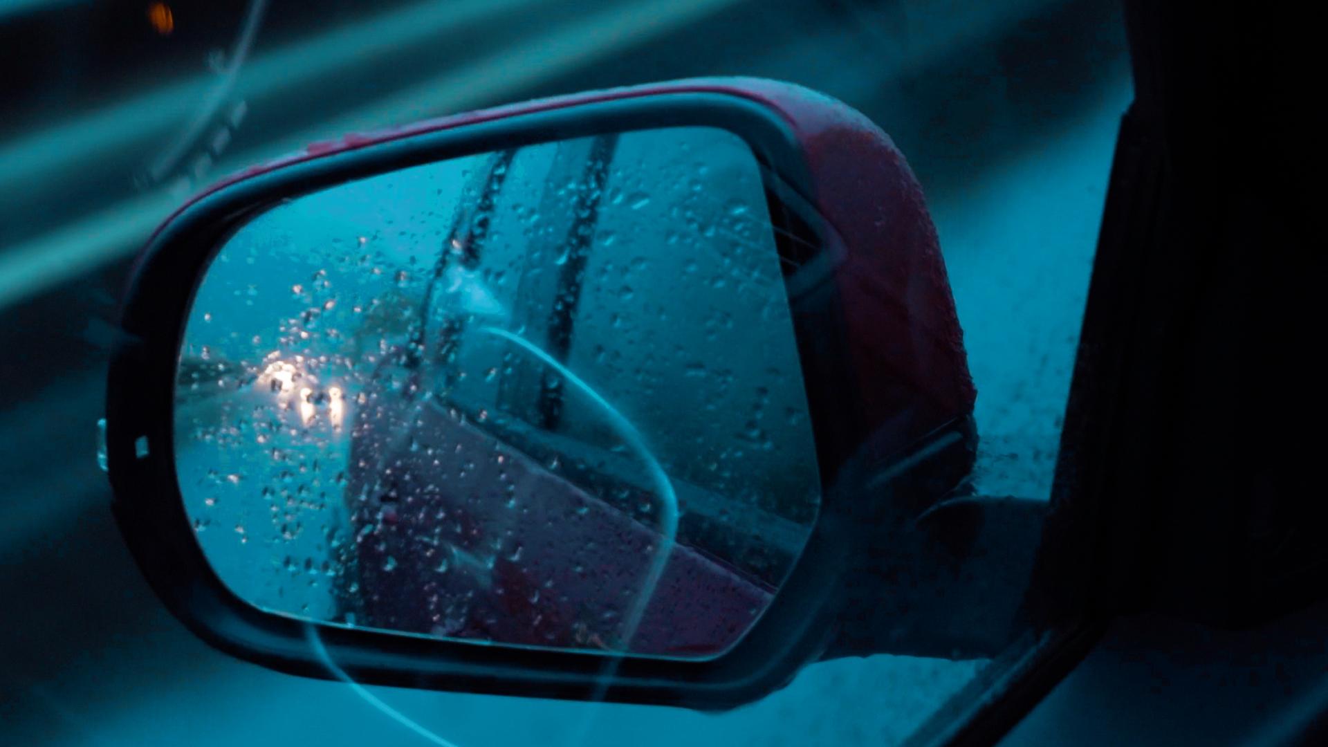 雨天车辆行驶下的后视镜4K视频的预览图