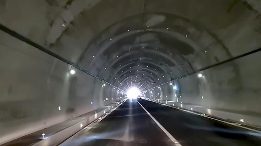 4K贵州旅游网红星光隧道第一视角视频的预览图