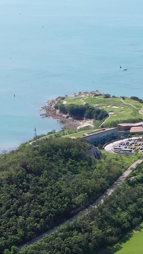 高尔夫球场在海边航拍视频的预览图