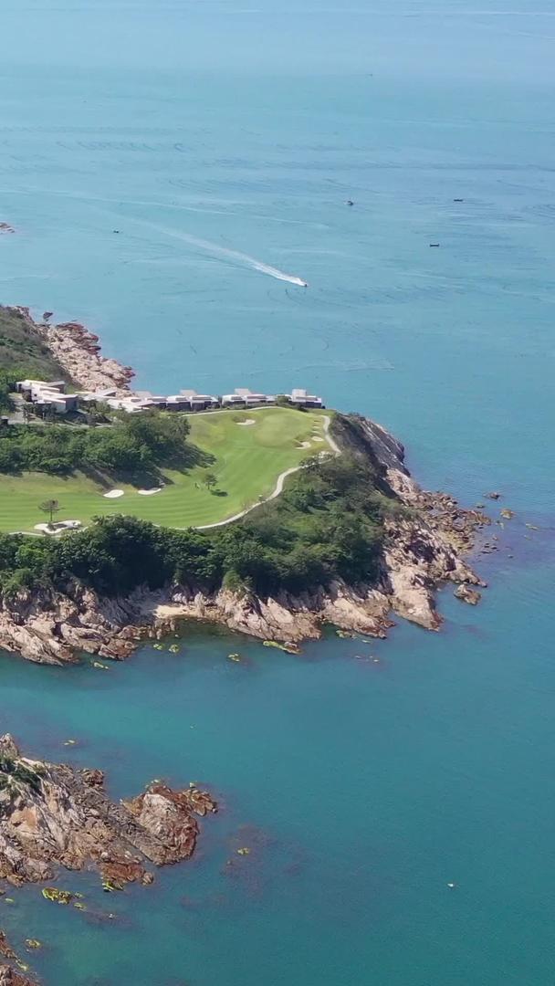 高尔夫球场在海边航拍视频的预览图