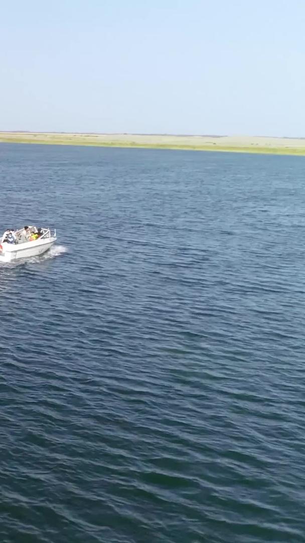 沙漠淡水湖游船航拍视频的预览图