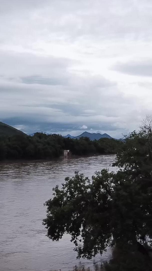 远处的南方洪涝灾害和山川视频的预览图