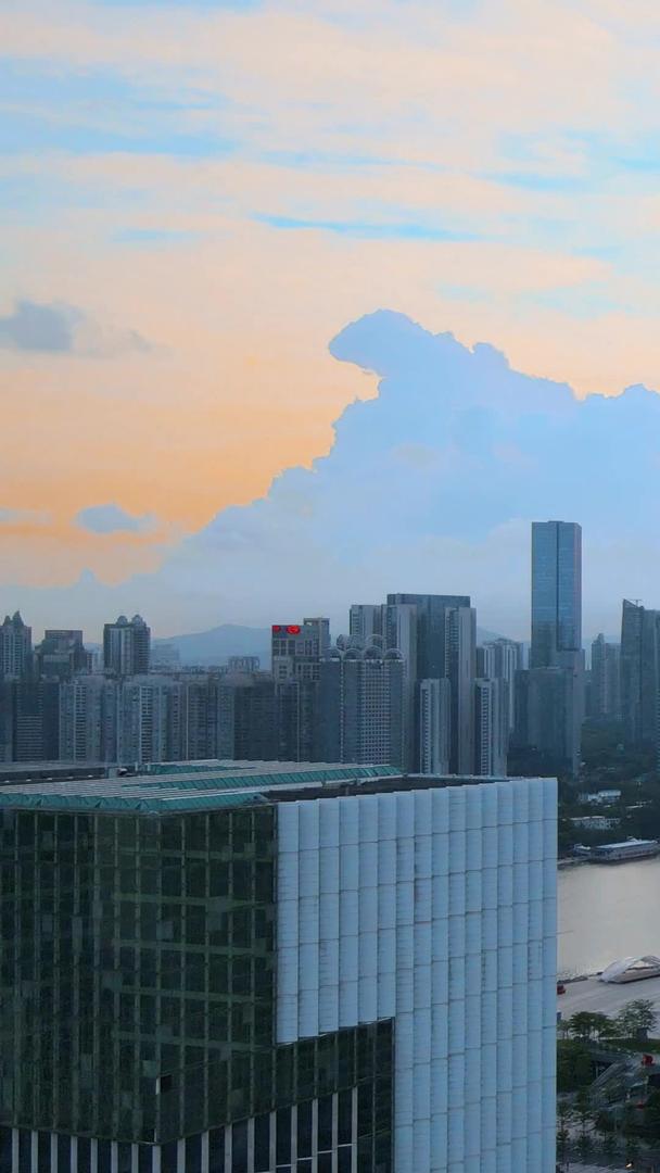 震撼航拍广州CBD建筑清晨云彩视频的预览图