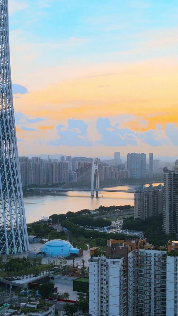 震撼航拍广州CBD建筑清晨云彩视频的预览图