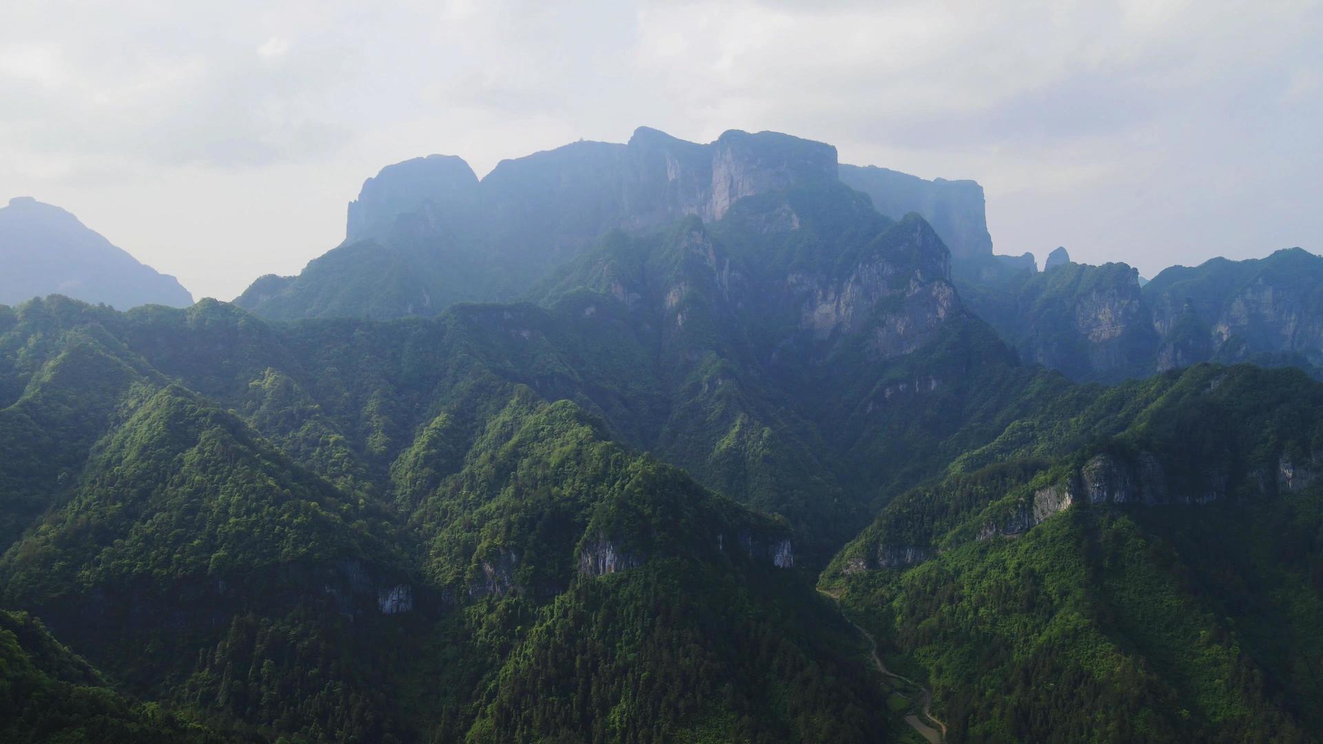 4K航拍湖南张家界天门山5A景区全景视频的预览图