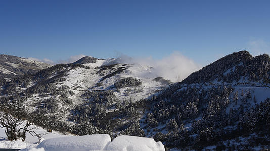 延时摄影湖北5A级旅游景区神农架山顶雪山云海4k素材视频的预览图