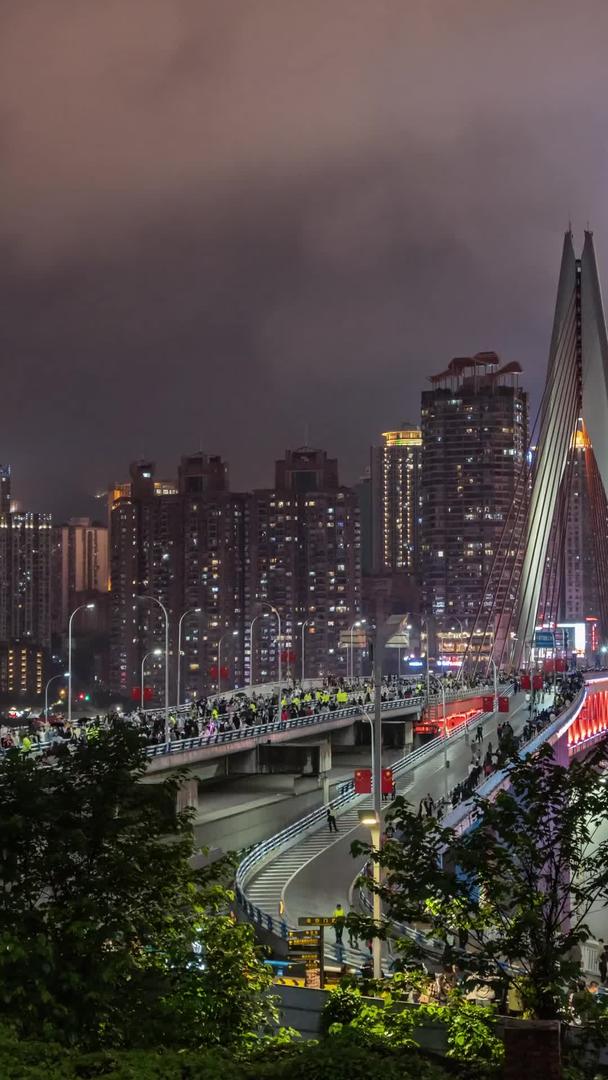 国庆节重庆千厮门长江大桥上的游客群体视频的预览图