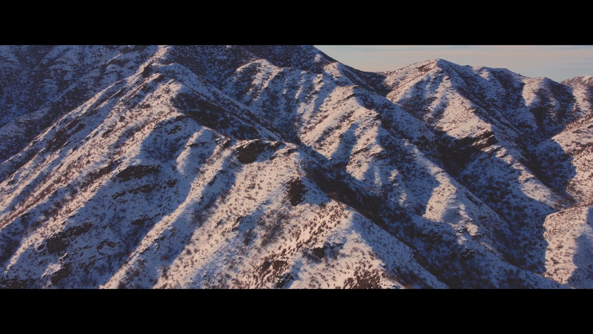 航拍天山雪山视频的预览图