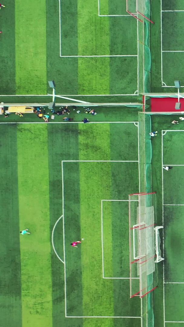 航拍风景城市高端小区休闲运动场足球场上运动锻炼的人体运动素材视频的预览图