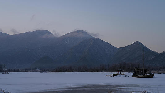 延时摄影冬天雪景湖北5A级旅游景区神农架结冰的大九湖4k素材视频的预览图