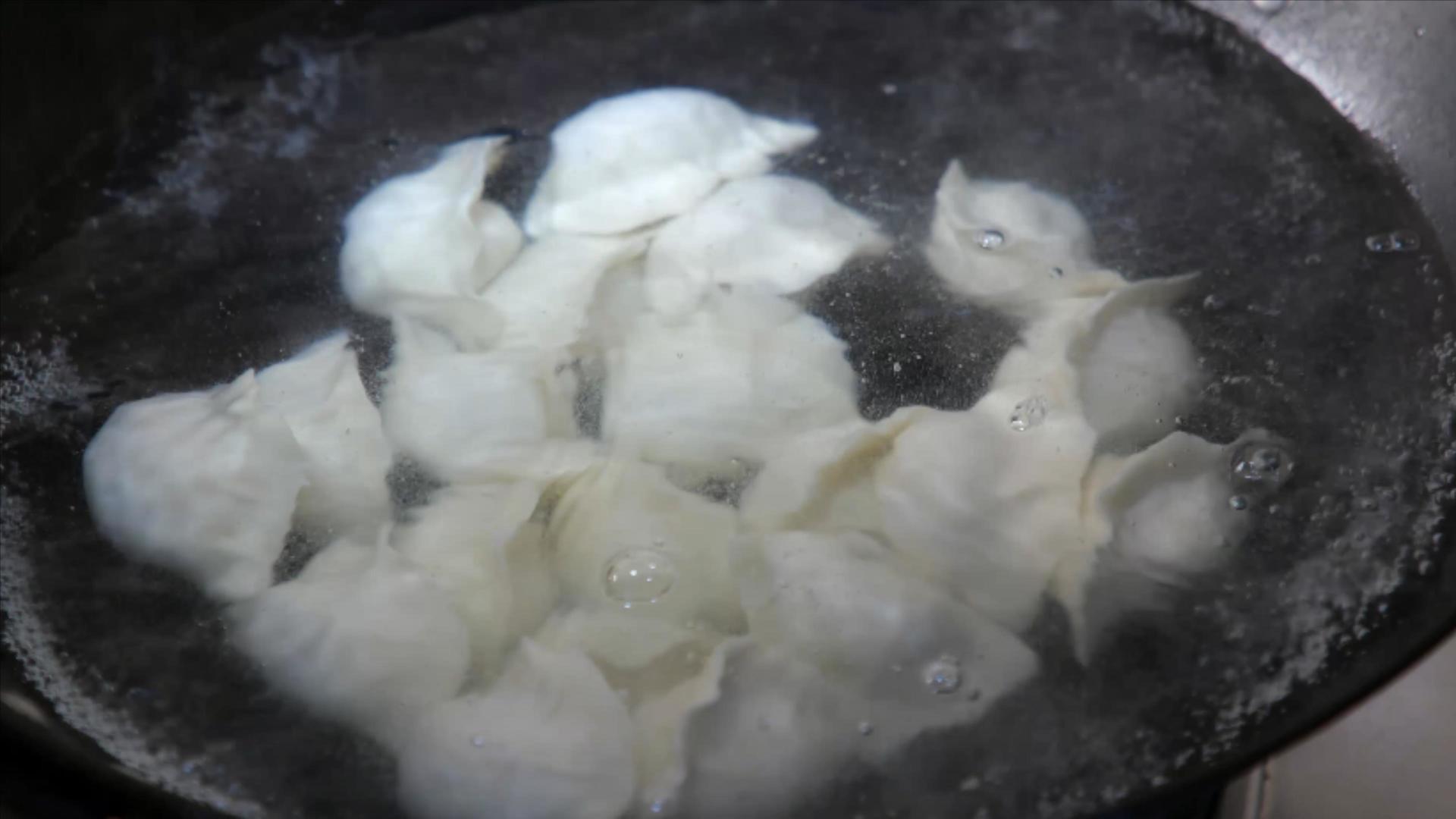 水烧开煮饺子视频的预览图