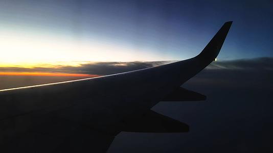 4K实拍傍晚太阳落山时分飞机窗外自然景观视频的预览图
