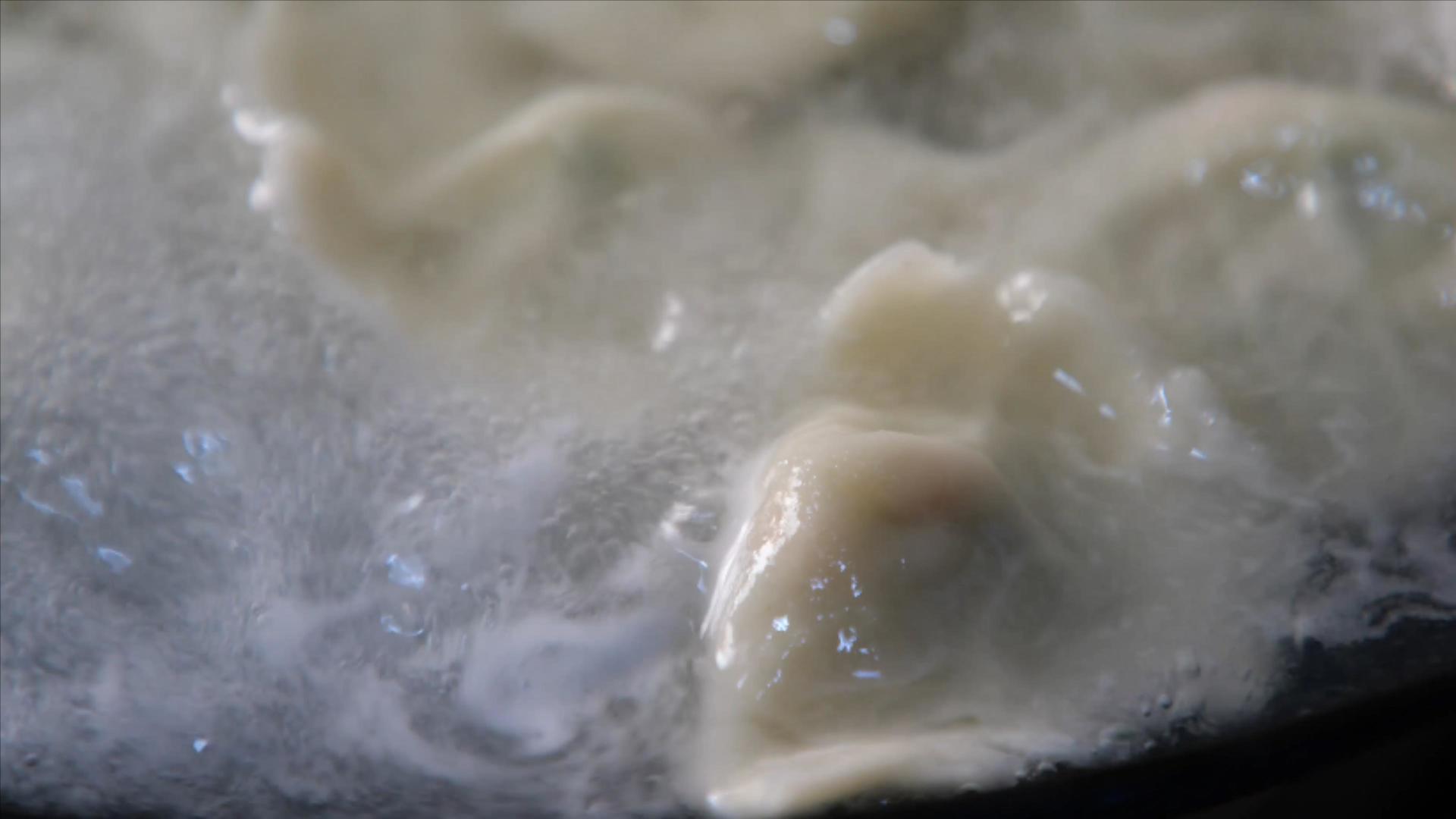 铁锅里煮饺子搅拌防黏连视频的预览图