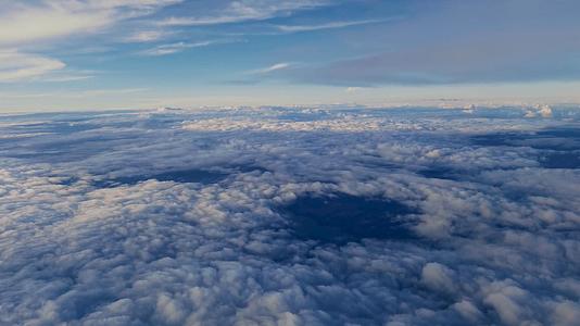 4K实拍万米高空中云海景观视频的预览图
