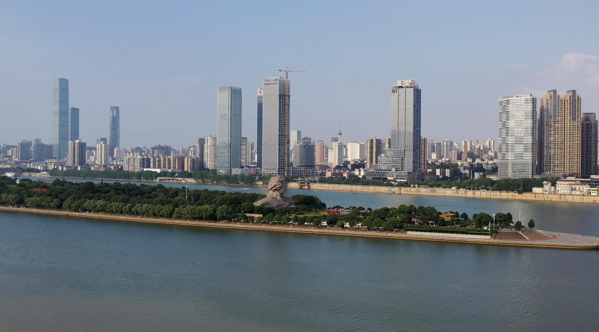 长沙湘江岸边高楼群航拍4K视频视频的预览图