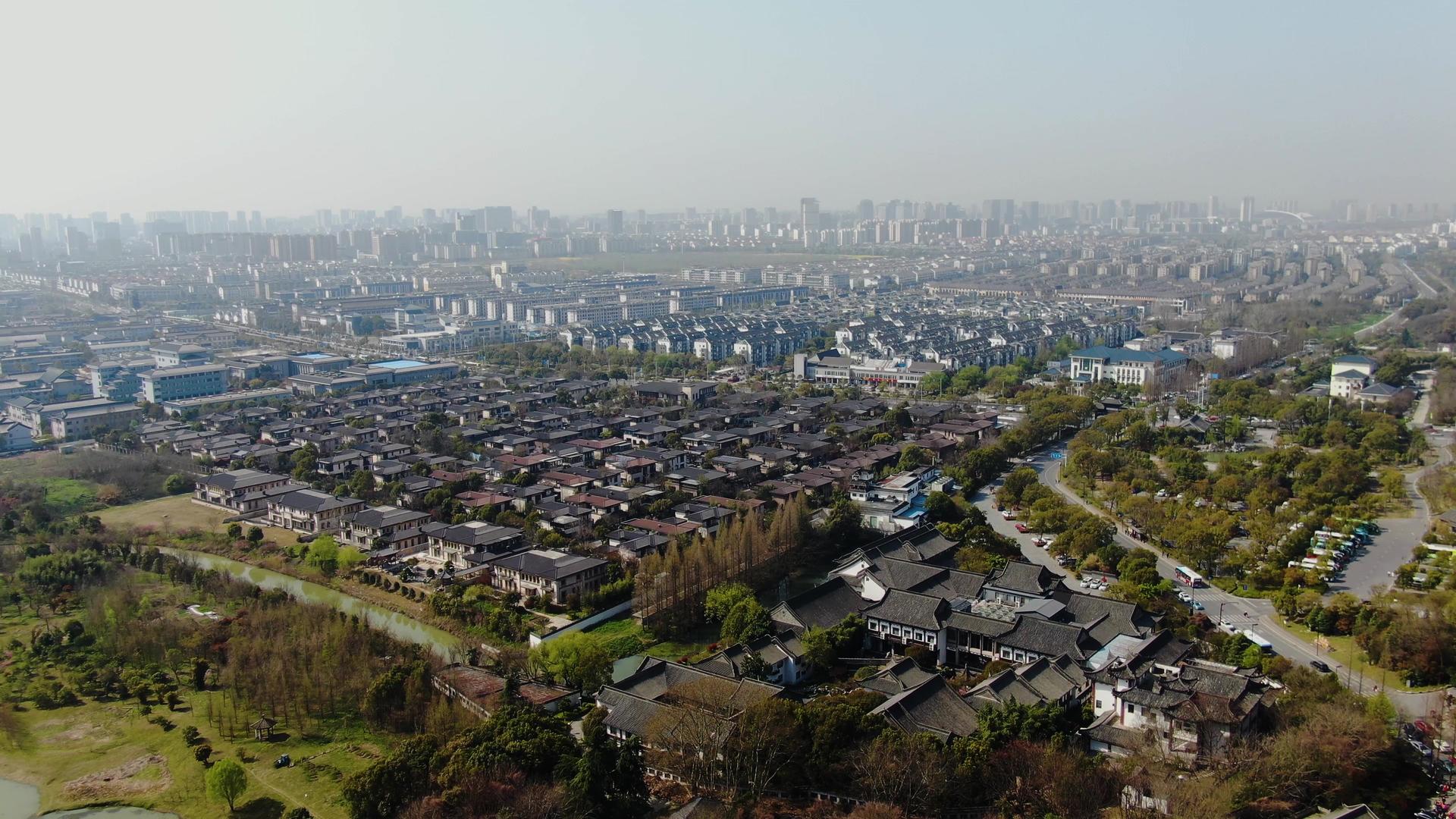 航拍江苏扬州城市风光全景视频视频的预览图