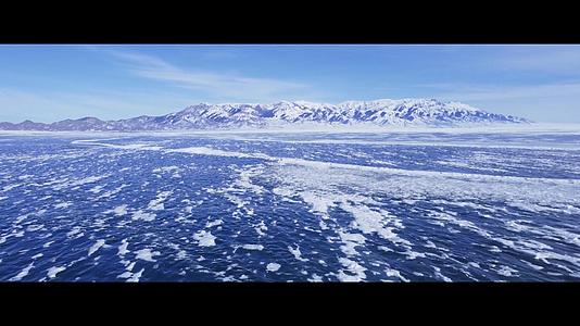 航拍赛里木湖冰面广阔湖景视频的预览图