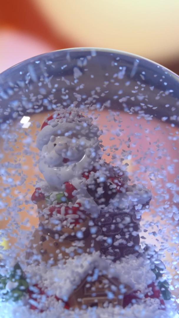圣诞老人八音盒水晶球节气氛视频的预览图