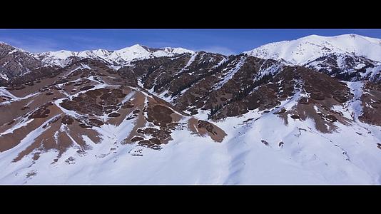 航拍雪山天山视频的预览图