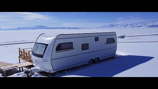 航拍国道旁雪地房车视频的预览图