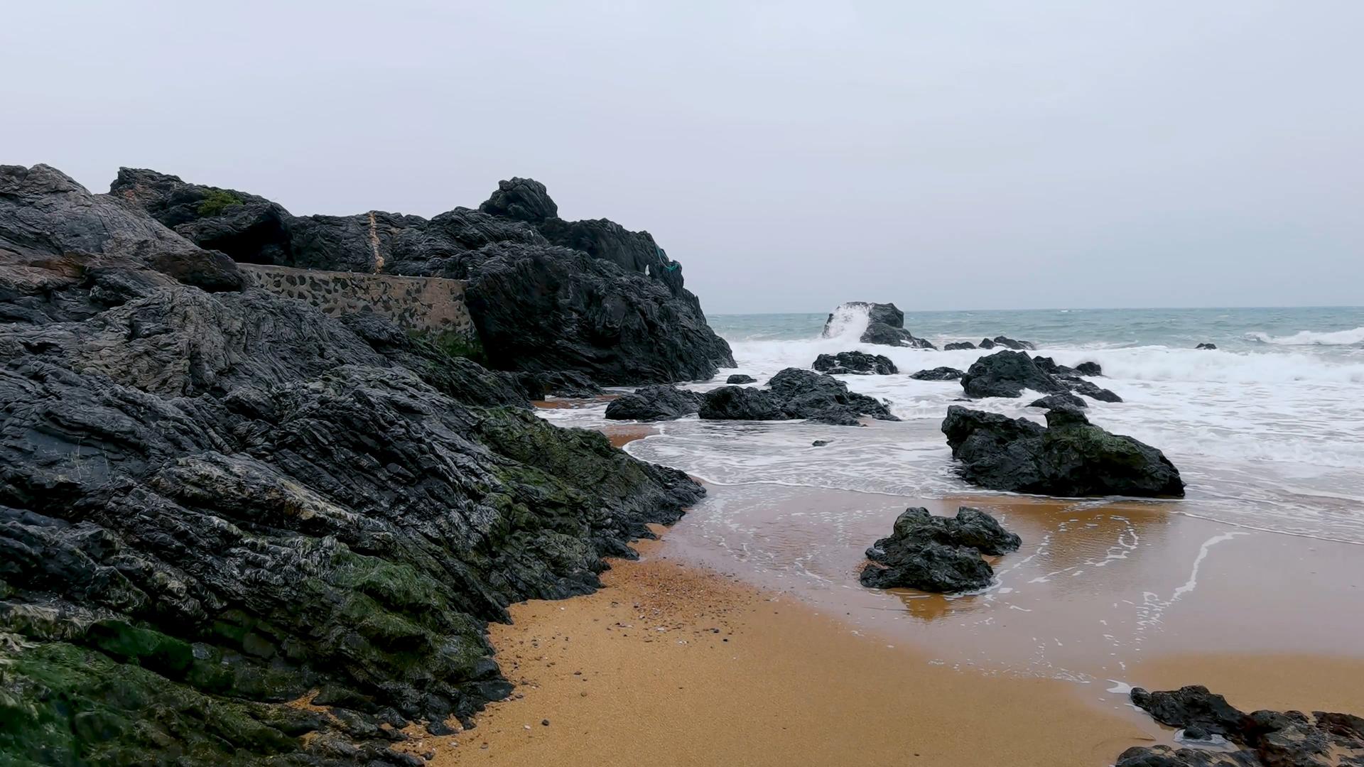 4K海南旅游山钦湾海浪拍打岸边岩石自然风光视频的预览图