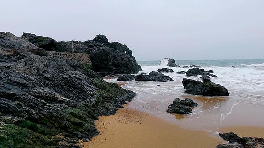4K海南旅游山钦湾海浪拍打岸边岩石自然风光视频的预览图