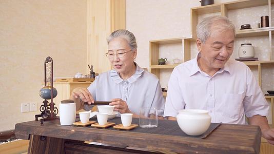 4K老年夫妻日常生活沏茶视频的预览图