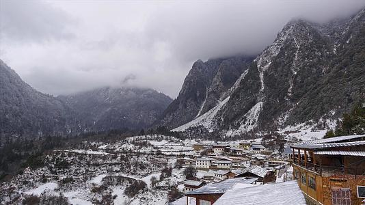 大雪中的玉龙雪山中村庄延时视频视频的预览图