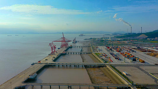 4k航拍浙江玉环大麦屿工业码头轮渡素材视频的预览图