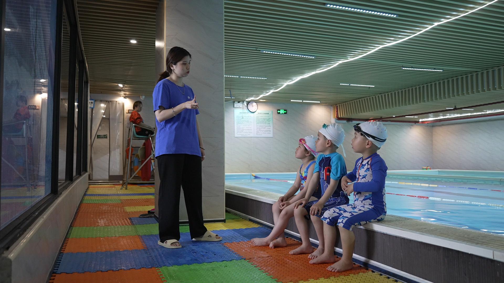 4K游泳馆的老师指导孩子视频的预览图