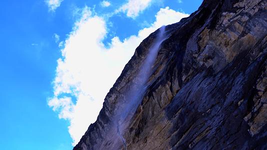 云南迪庆藏族自治州雨崩村神瀑景点4K视频的预览图