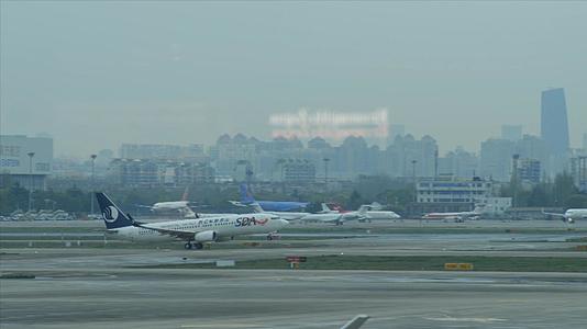 阴天的虹桥机场飞机滑行起飞视频的预览图