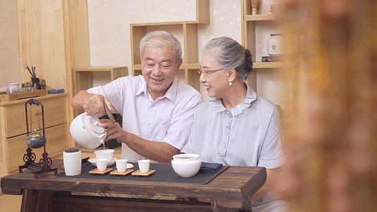 4K老年男性给老年女性沏茶视频的预览图