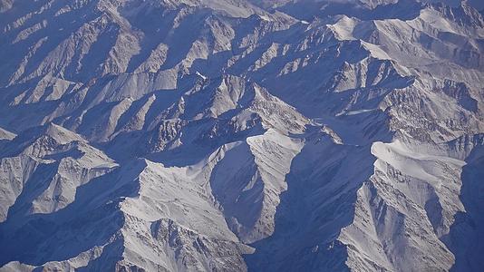 新疆天山山脉航拍视频的预览图