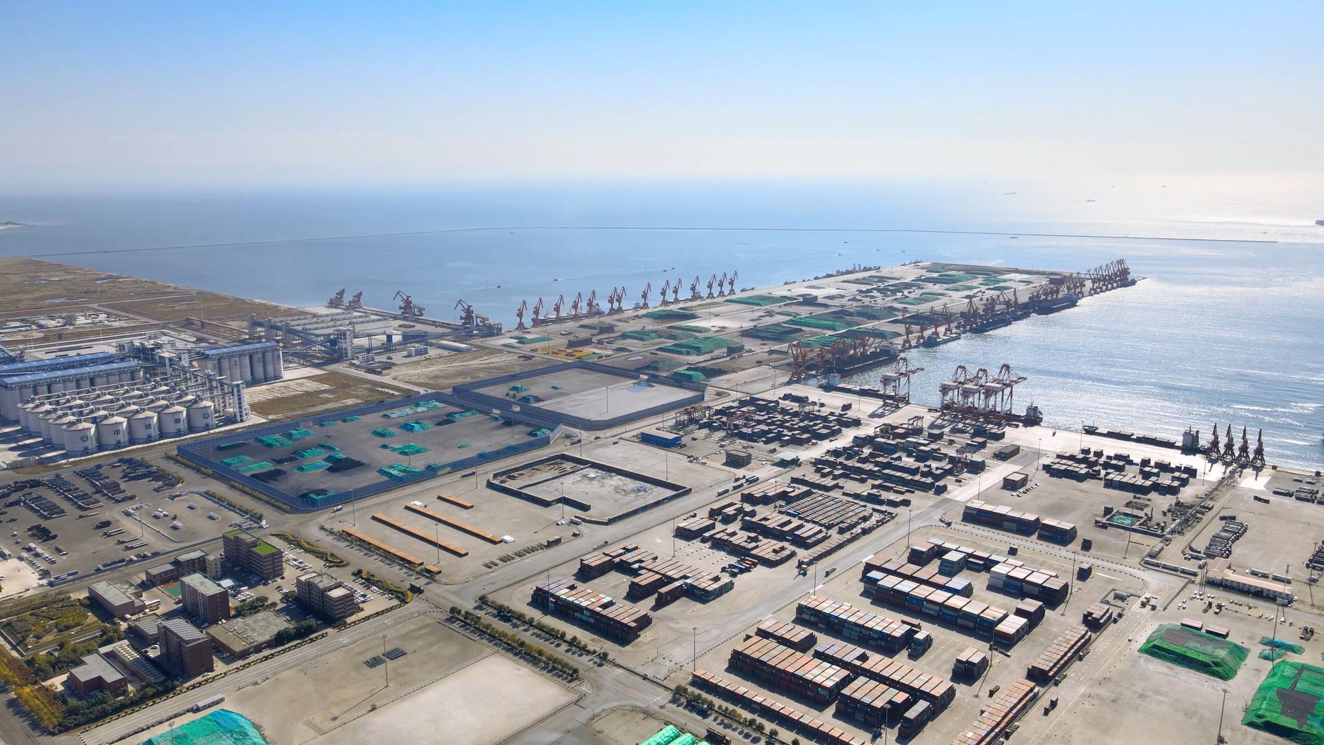 4K航拍盘锦海港口起重机远景视频的预览图