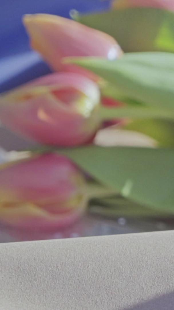 鲜花摊包装鲜花郁郁金香视频的预览图