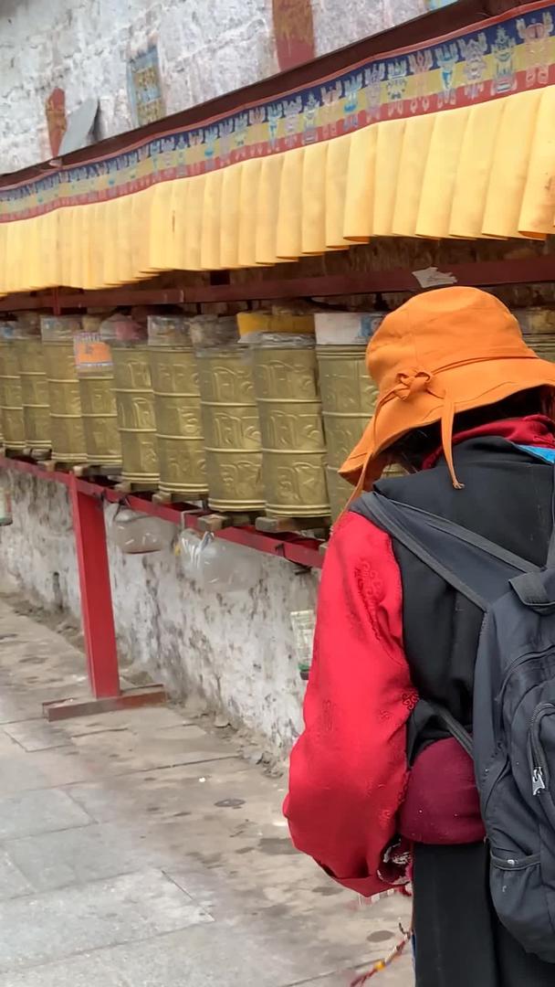 藏民围绕布达拉宫转经视频的预览图